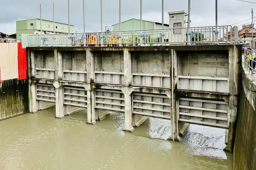 ▲高雄市長陳其邁與市政團隊，今（28）日上午前往橋頭芋寮滯洪池、芋寮路溝渠清疏、石螺潭抽水站、寶米路溝渠清疏視察。（圖／高雄市府）