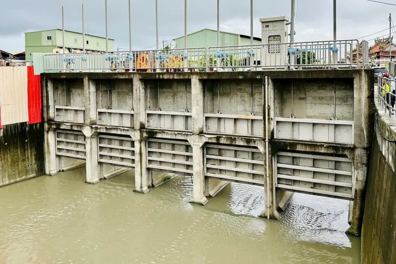 ▲西南氣流來襲、竹節草颱風外圍掃雨，本週台灣北中南天氣都相當不穩定。高雄市長陳其邁與市政團隊，今（28）日上午前往橋頭芋寮滯洪池、芋寮路溝渠清疏、石螺潭抽水站、寶米路溝渠清疏視察。（圖／高雄市府）