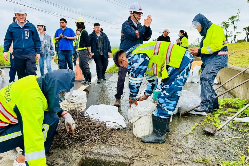 ▲高雄市長陳其邁與市政團隊，今（28）日上午前往橋頭芋寮滯洪池、芋寮路溝渠清疏、石螺潭抽水站、寶米路溝渠清疏視察。（圖／高雄市府）