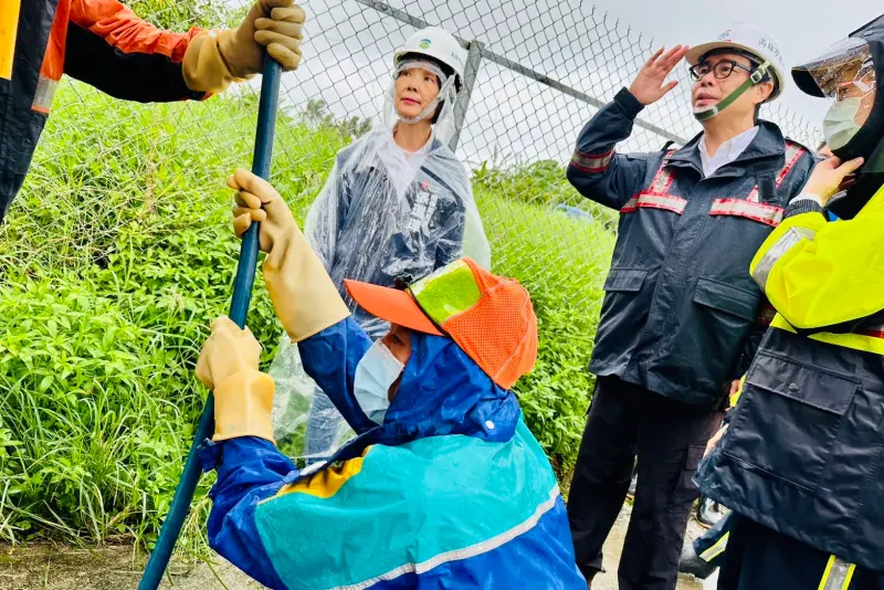 ▲ 市長陳其邁上午前往橋頭與岡山地區，實地視察芋寮滯洪池及石螺潭抽水站整備情形，及寶米路溝渠其清疏。（圖／高市府提供）