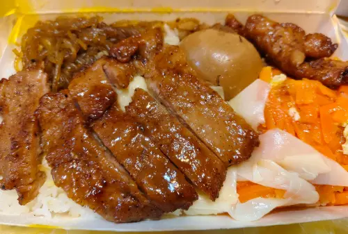 20年沒漲價！佛心小吃店「排骨便當還是50塊」　基隆人每天排隊買
