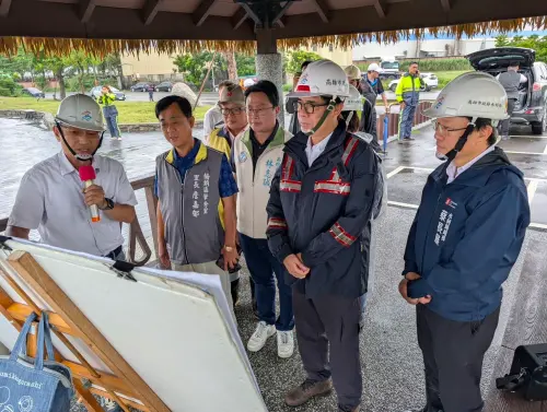 ▲ 陳其邁首站來到橋頭區芋寮滯洪池，視察第三、第四期工程的規劃設計進度疏。（圖／高市府提供）