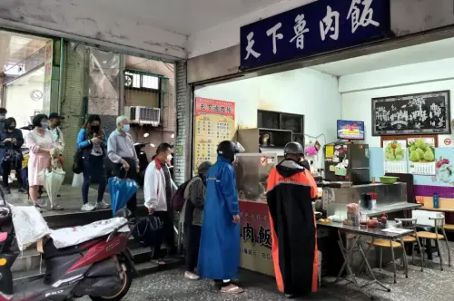 ▲天下魯肉飯店每天都會出現排隊人潮，是基隆在地人公認的平價傳奇美食。（圖／Google評價）
