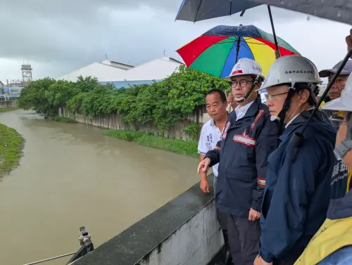 ▲陳其邁前往岡山區石螺潭抽水站，視察抽水設施運作情形。（圖／高市府提供）