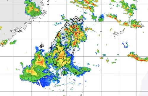 ▲竹節草颱風、西南風的兩者加乘，可以看到台灣的雨勢是從西南部外海延伸到中南部陸地。（圖／中央氣象署）