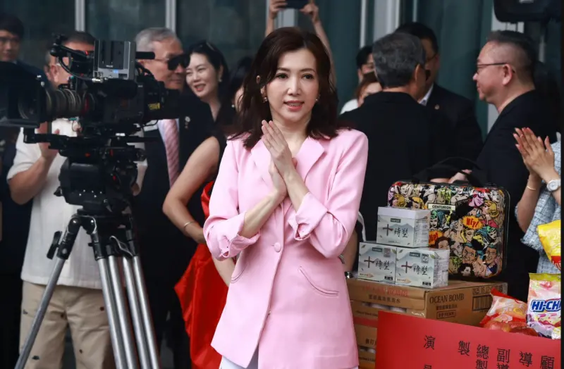 廖家儀組空姐團拍復仇片！49歲李維維「被小鮮肉包圍」先預約床戲