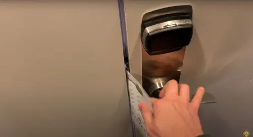 國外YouTuber親自實測,只花不到3秒就利用清潔吊牌打開門鎖。(圖/LockPickingLawyer YouTube) ▲國外YouTuber親自實測,只花不到3秒就利用清潔吊牌打開門鎖。(圖/LockPickingLawyer YouTube)