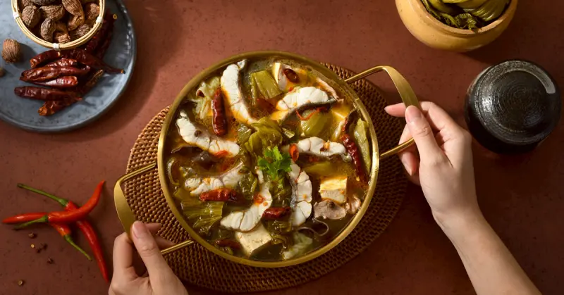 ▲「聰明鍋」以傳承70年的沙鍋魚頭湯底為基礎，加入酸菜、辣椒、龍虎斑等在地食材，一人一鍋也能吃得澎湃有層次。（圖／台灣觀光協會提供）