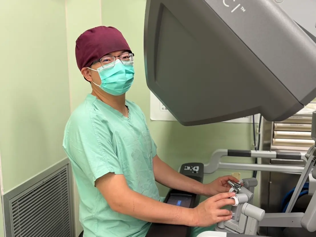 ▲醫師陳聿指出，達文西手術系統在此次高難度胸腺癌手術中發揮關鍵作用。（圖／高雄長庚提供）