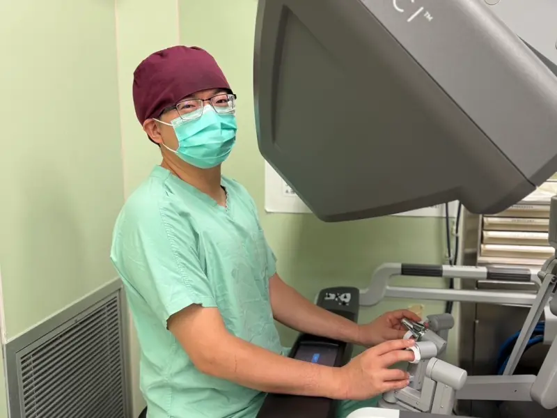 ▲醫師陳聿指出，達文西手術系統在此次高難度胸腺癌手術中發揮關鍵作用。（圖／高雄長庚提供）