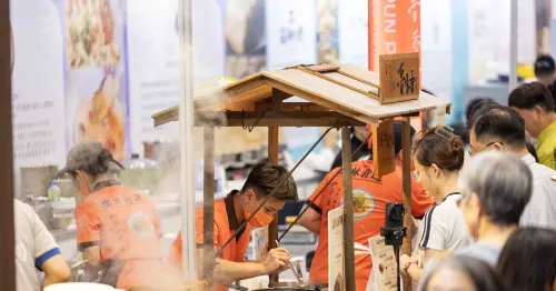 ▲去年台灣美食展參展品牌現場製作特色料理吸引排隊人潮。（圖／台灣觀光協會提供）