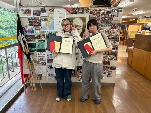 修平科大推動學海計畫成果豐碩 拓展學生國際視野 ▲2. 修平科大應日系學生於日本知名景點大步危峽實習,參與觀光遊船與溫泉飯店接待服務,展現專業態度與良好表現,(圖/修平提供)