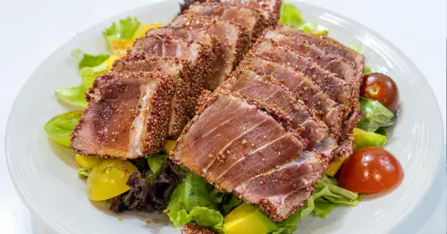 ▲屏東館將在8/1美食展首日推出「現剖鮪魚秀」，由專業師傅現場解剖整尾鮪魚並講解各部位特色，活動後還有限量試吃。（圖／2024台灣美食展 屏東黑鮪魚酪梨沙拉 台灣觀光協會提供）