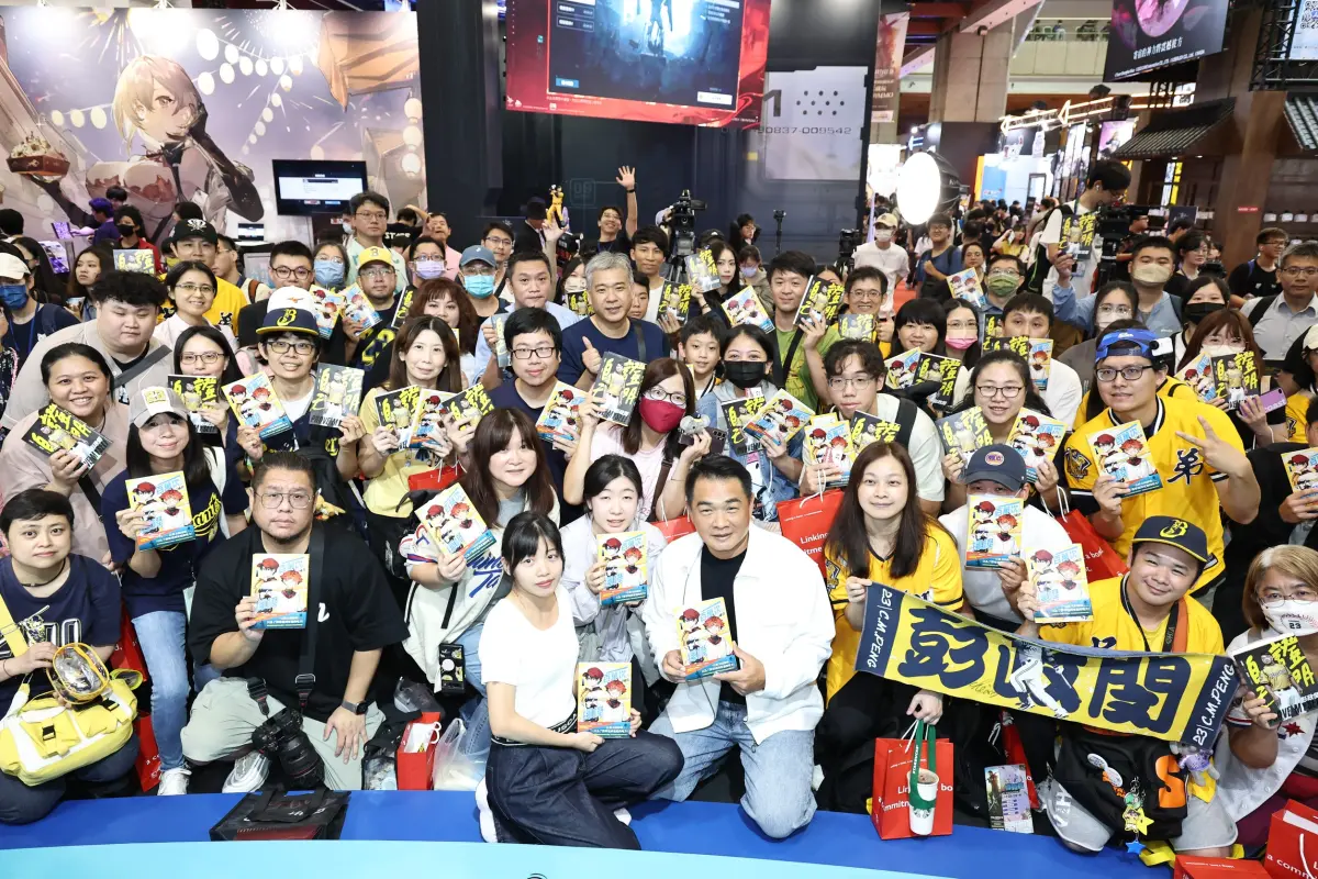 ▲彭政閔今（28）日現身台北市世貿一館的「漫畫博覽會」，為自傳改編漫畫《一百萬次的揮棒》舉辦簽書會，吸引無數球迷到場，平日午間就擠爆漫博。（圖／記者葉政勳攝，2025.07.28）