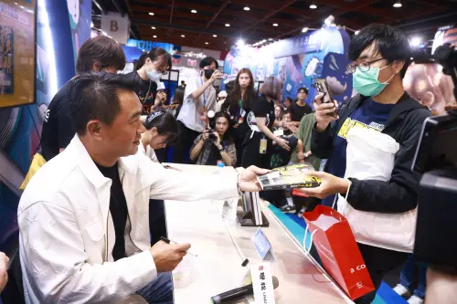 彭政閔平日午間現身漫畫博覽會,為自傳改編漫畫《一百萬次的揮棒》舉辦簽書會。(圖/記者葉政勳攝,2025.07.28) ▲彭政閔平日午間現身漫畫博覽會,為自傳改編漫畫《一百萬次的揮棒》舉辦簽書會。(圖/記者葉政勳攝,2025.07.28)