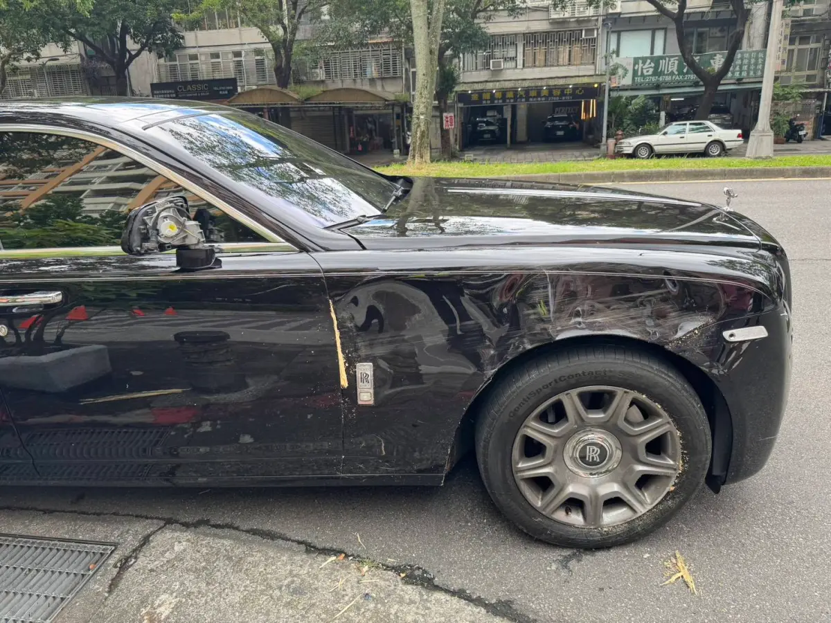 ▲勞斯萊斯行經路口先撞單車少年再衝撞分隔島。（圖／警方提供）