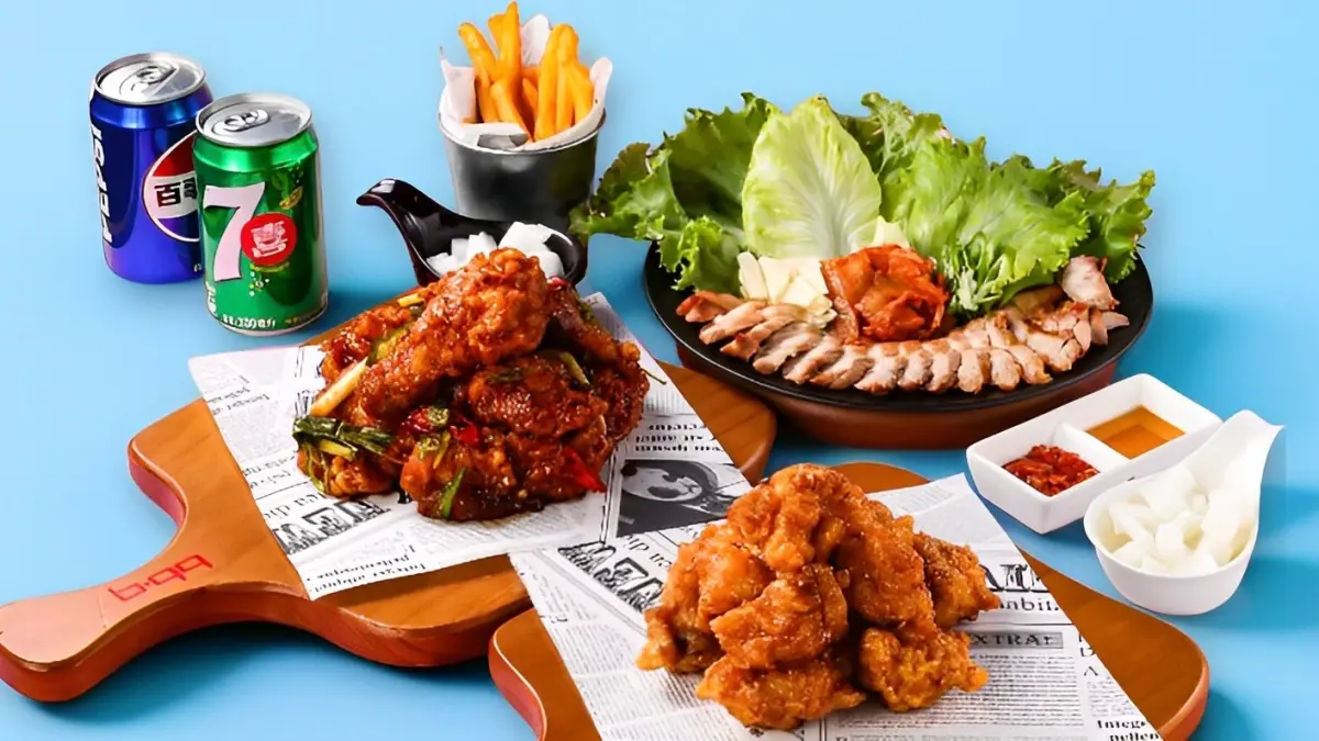 ▲8月父親節韓式炸雞bb.q CHICKEN「爸氣豪爽餐」開吃，免費贈送「1970老爸炸雞」；「買一送一」外送優惠一次整理。肯德基本周炸翻星期三「炸雞買一送一」月底省錢速食優惠。（圖／全家國際餐飲提供）