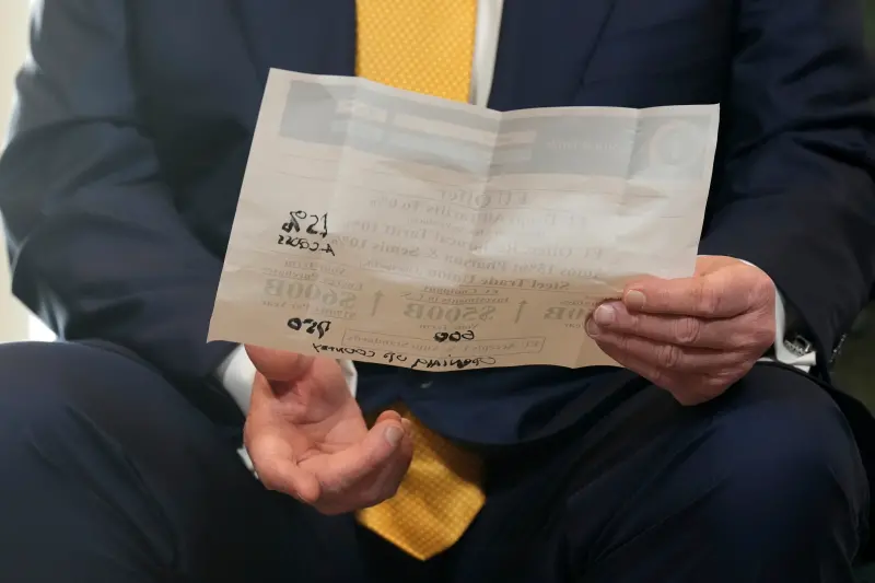 ▲川普手中的歐盟貿易文件,被發現有多處被塗改痕跡,且投資金額又被加碼。(圖/美聯社/達志影像)