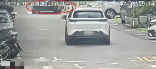 ▲單車少年沿著行人穿越道過馬路，看到勞斯萊斯沒停立刻急煞，仍被撞傷。（圖／警方提供）