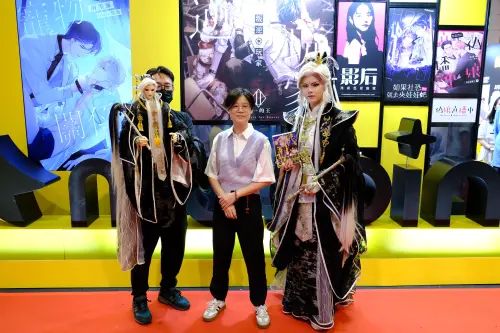 霹靂人氣明星談無慾攜手漫畫家子詡為粉絲簽名 (圖/MOJOIN提供) ▲霹靂人氣明星談無慾攜手漫畫家子詡為粉絲簽名 (圖/MOJOIN提供)