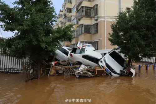 ▲北京市密雲區太師屯鎮附近社區遭遇山洪,28日救援人員出動救援。(圖/翻攝自微博/北京青年報) ▲北京市密雲區太師屯鎮附近社區遭遇山洪,28日救援人員出動救援。(圖/翻攝自微博/北京青年報)