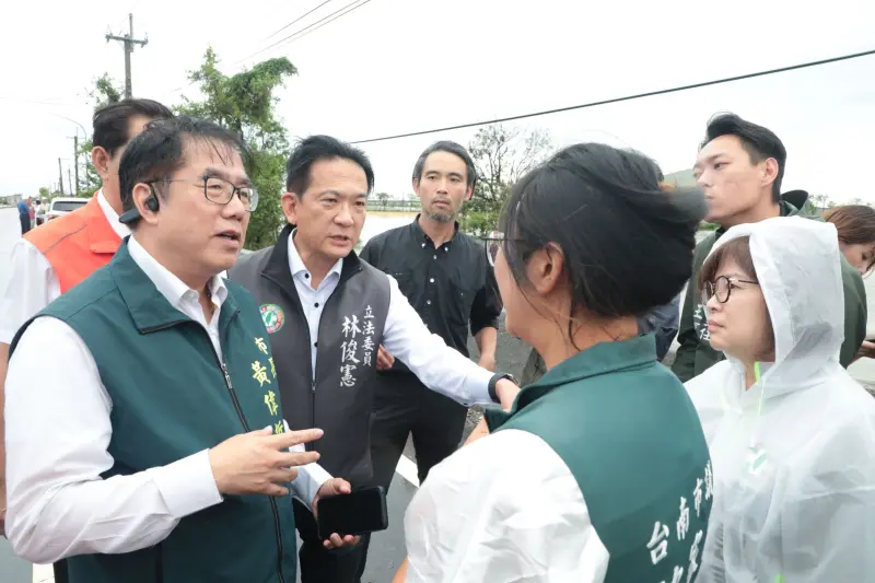 ▲ 由於降雨具體會發生的位置難以預料，黃偉哲呼籲台南各個區域都要保持戒備，做好預防工作。（圖／南市府提供）