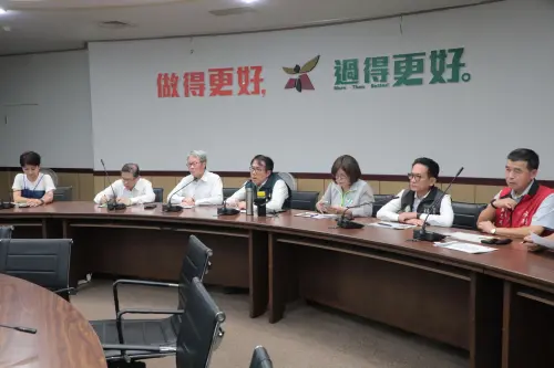 ▲ 黃偉哲今天下午與行政院政務委員陳金德、顧問李孟諺、工程會副主委李怡德以及多位民意代表前往後壁區勘災。（圖／南市府提供）