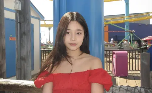 小S女兒許老三放暑假曬美照！她露香肩、細腰　粉絲驚：女大18變
