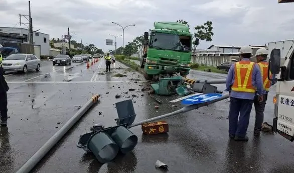 砂石車疑煞車失靈失控衝上安全島 撞斷紅綠燈波及1車、2人受傷