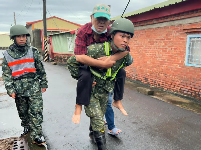▲陸軍203旅與4支部官兵投入後壁區救災行動，協助行動不便居民撤離。（圖／記者莊全成翻攝）