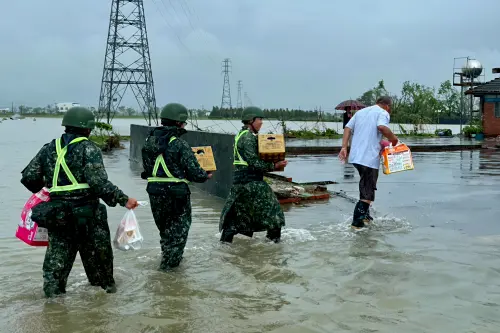 ▲南部地區持續降下豪大雨導致多處淹水成災，官兵協助居民撤離。（圖／記者莊全成翻攝）