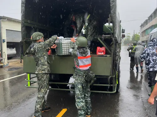 ▲國軍投入後壁區救災行動，協助分送熱食便當及飲用水。（圖／記者莊全成翻攝）