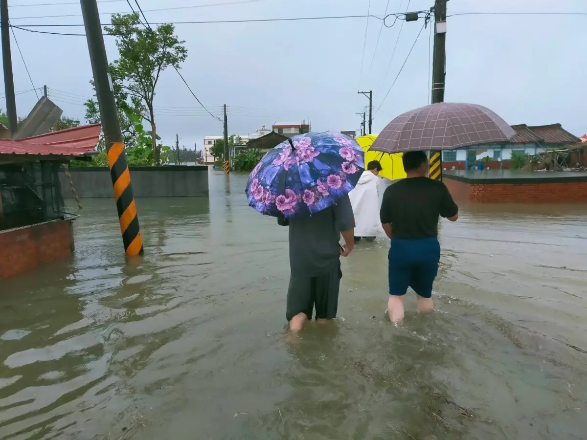 ▲西南氣流持續影響台灣，中南部地區連續多日降下豪雨，至於明日是否停班停課有待各縣市公布，《NOWNEWS今日新聞》將透過本文不斷更新8月2日停班停課最新資訊。（圖／陳亭妃辦公室提供）
