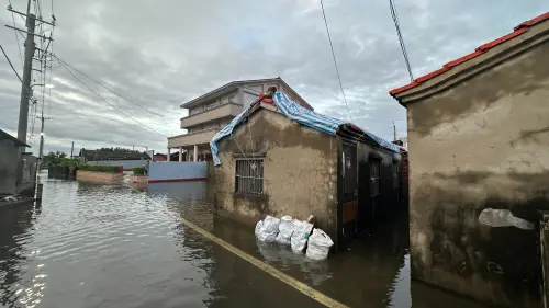 嘉義淹水(圖/民眾提供) ▲稍早雨勢趨緩,但積水仍未退去,可以看到還是有民宅用帆布遮擋屋頂破洞。(圖/民眾提供)