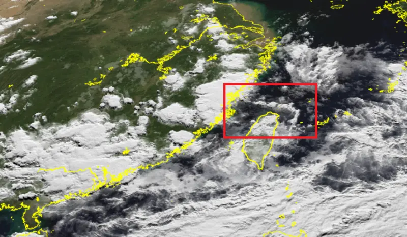 ▲今（28）日晚間6點20分，在台灣北方海面上出現了「直線」及「直角」水氣，前氣象局長鄭明典驚呼是自然界少有的現象。（圖／NCDR）