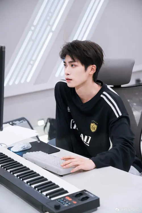 ▲梓渝形象塌房，多名前女友出面指控他劈腿、冷暴力，讓不少網友十分驚訝。（圖／翻攝自梓渝微博）