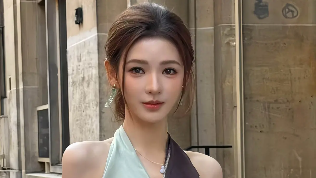 ▲張予曦日前在直播中，自曝自己國中曾因拒絕表白遭男生群毆，甚至被踹下體，所幸店員即時阻止。事件掀起校園暴力討論熱潮。（圖／翻攝自張予曦微博）