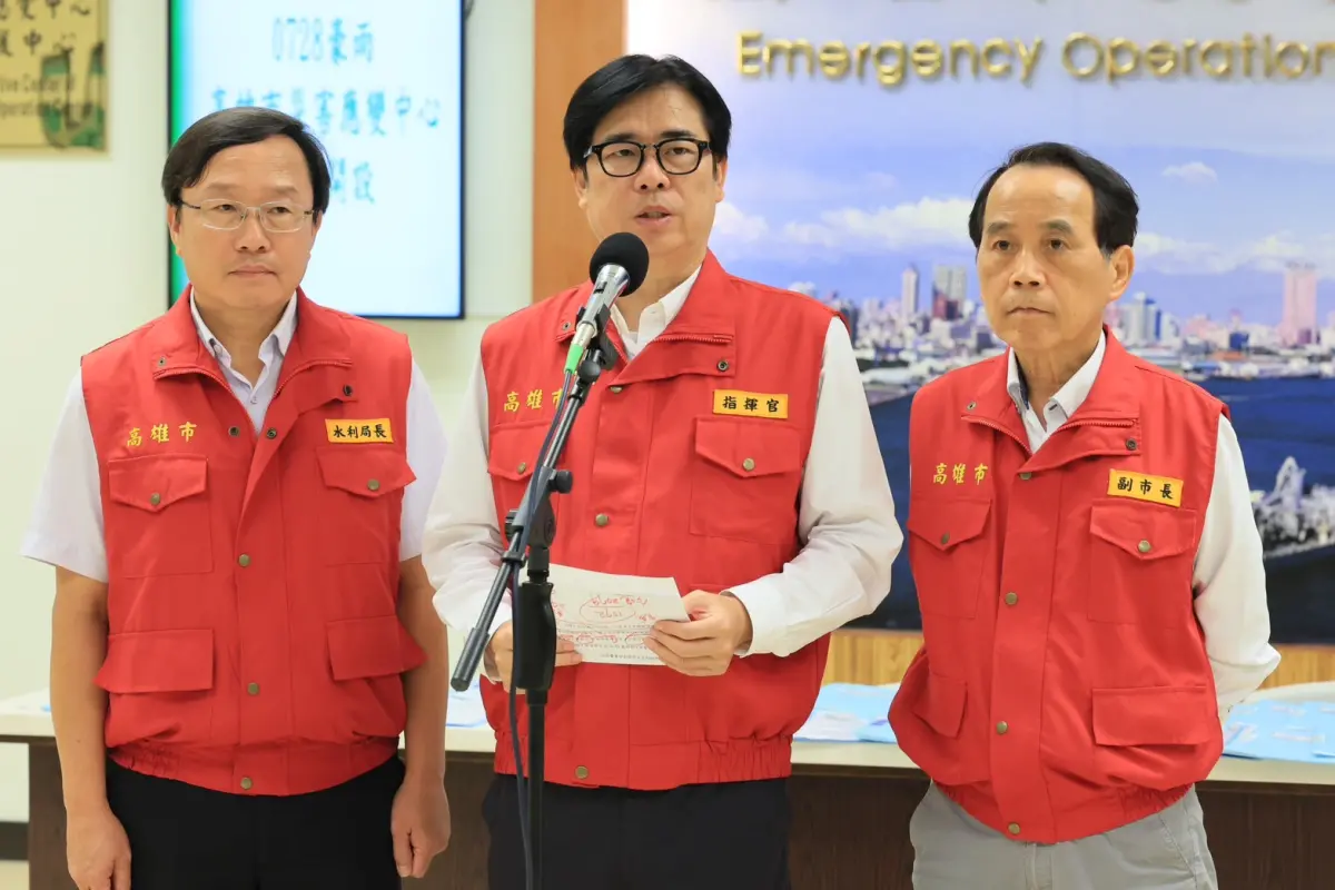 ▲ 高雄市受西南氣流與颱風外圍環流影響，市府晚間啟動一級豪雨應變中心，市長陳其邁主持會議，關心各區災防情況，並提醒民眾提高警覺。（圖／高雄市政府提供）