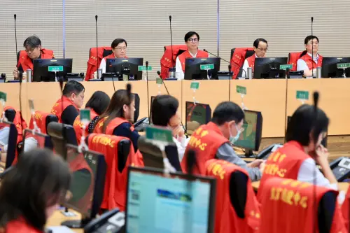 高雄市受西南氣流與颱風外圍環流影響,市府晚間啟動一級豪雨應變中心,市長陳其邁主持會議,關心各區災防情況,並提醒民眾提高警覺。 ▲ 高雄市受西南氣流與颱風外圍環流影響,市府晚間啟動一級豪雨應變中心,市長陳其邁主持會議,關心各區災防情況,並提醒民眾提高警覺。(圖/高雄市政府提供)