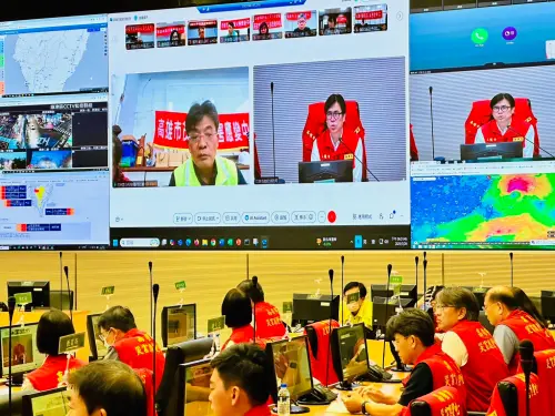 高雄市受西南氣流與颱風外圍環流影響,市府晚間啟動一級豪雨應變中心,市長陳其邁主持會議,關心各區災防情況,並提醒民眾提高警覺。 ▲ 高雄市受西南氣流與颱風外圍環流影響,市府晚間啟動一級豪雨應變中心,市長陳其邁主持會議,關心各區災防情況,並提醒民眾提高警覺。(圖/高雄市政府提供)
