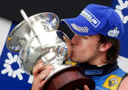 2005與2006年阿隆索的名字真正響徹國際,當時他連續兩年代表雷諾奪得世界冠軍。那年,他年僅24歲,成為當時F1史上最年輕的世界冠軍。(圖/美聯社/達志影像) ▲2005與2006年阿隆索的名字真正響徹國際,當時他連續兩年代表雷諾奪得世界冠軍。那年,他年僅24歲,成為當時F1史上最年輕的世界冠軍。(圖/美聯社/達志影像)