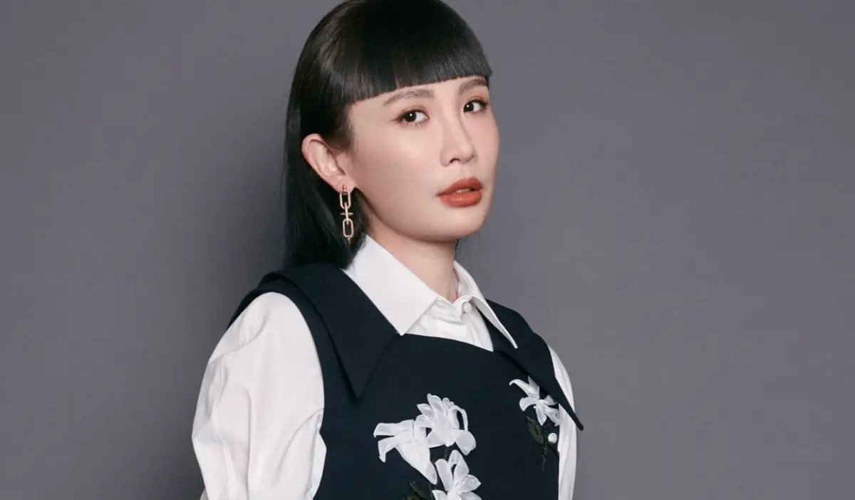 ▲魏如萱（如圖）5天前才認愛小她21歲的男友Ian，並否認當小三。結果Ian今日就被直擊與同為網紅的前女友若盈在咖啡廳約會，若盈還親暱摸他大腿。（圖／魏如萱臉書）