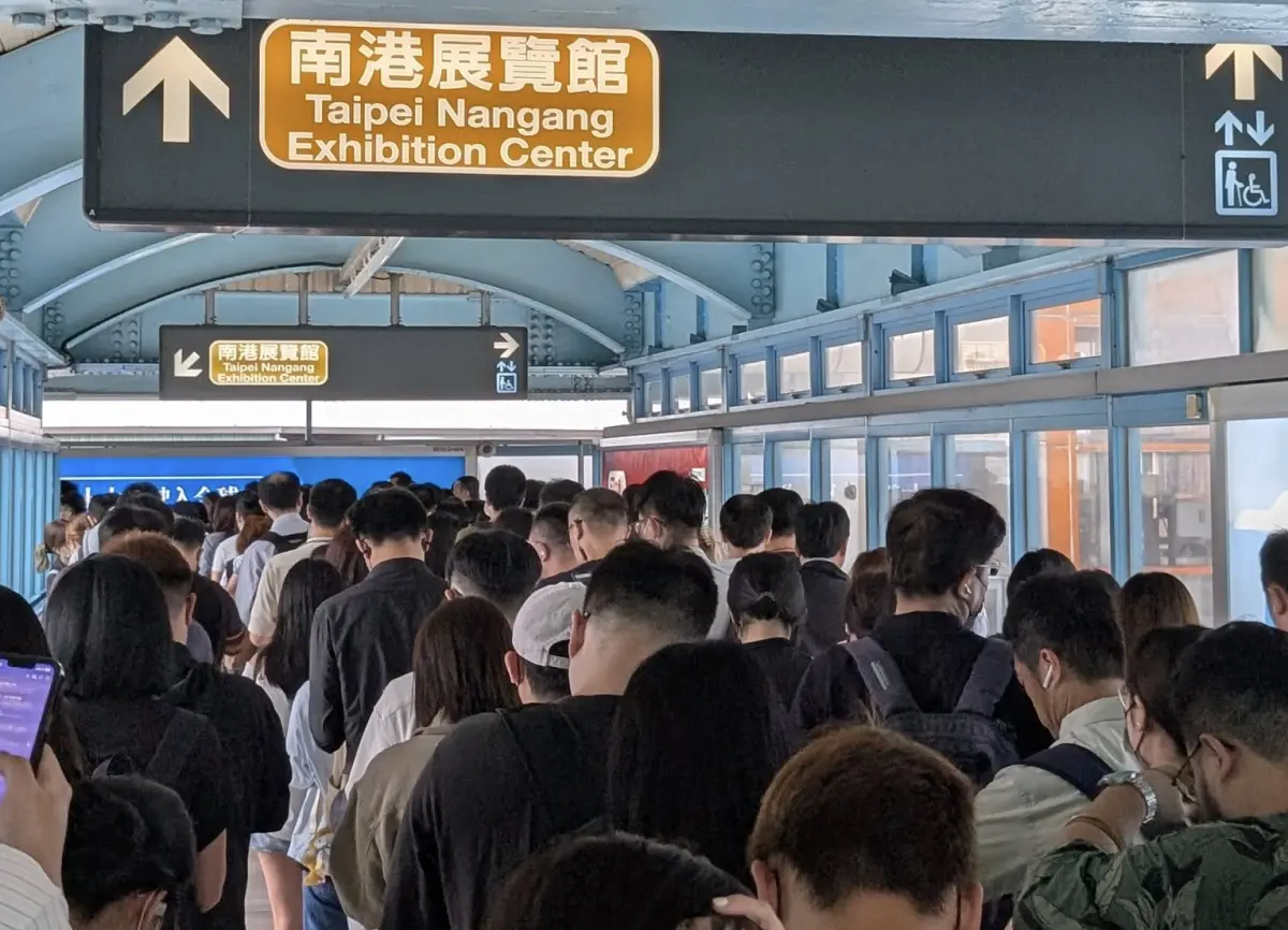 ▲今（29）日台北捷運文湖線大直站往動物園方向站間，因列車發生告警訊息而影響列車運行。（圖／取自臉書）