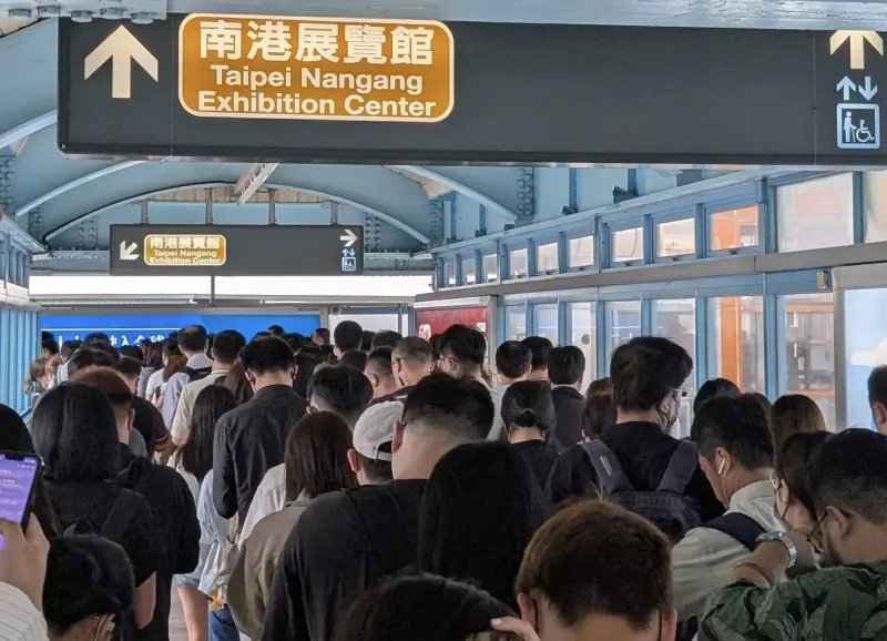 ▲今（29）日台北捷運文湖線大直站往動物園方向站間，因列車發生告警訊息而影響列車運行。（圖／取自臉書）