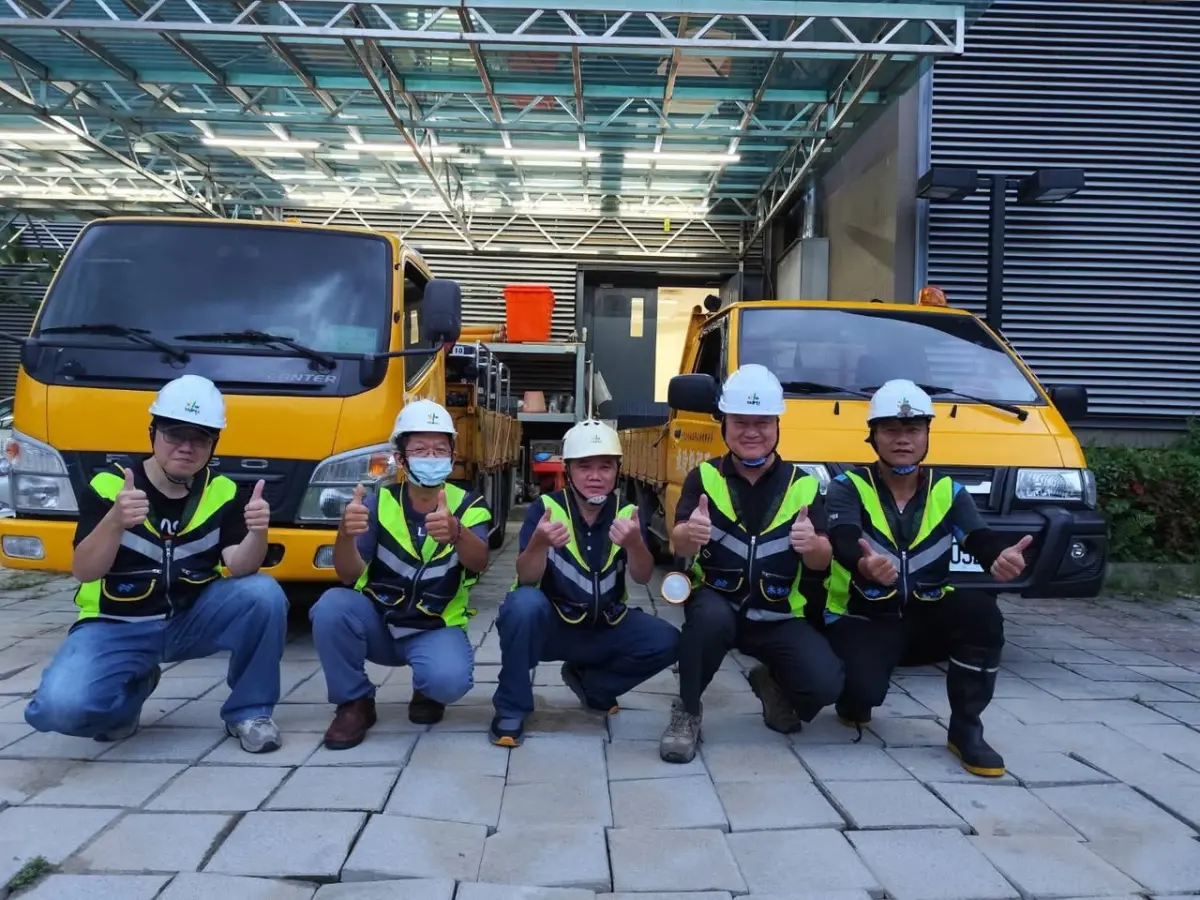 ▲南台灣豪雨成災，北市府提供8台4英吋抽水機、3部工程車以及9名操作人員昨晚已南下支援，協助救災、加速復原。（圖／翻攝自自蔣萬安臉書）