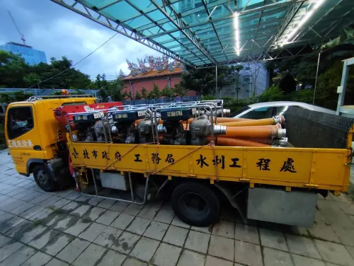 ▲南台灣豪雨成災,北市府提供8台4英吋抽水機、3部工程車以及9名操作人員昨晚已南下支援,協助救災、加速復原。(圖/翻攝自自蔣萬安臉書) ▲南台灣豪雨成災,北市府提供8台4英吋抽水機、3部工程車以及9名操作人員昨晚已南下支援,協助救災、加速復原。(圖/翻攝自自蔣萬安臉書)