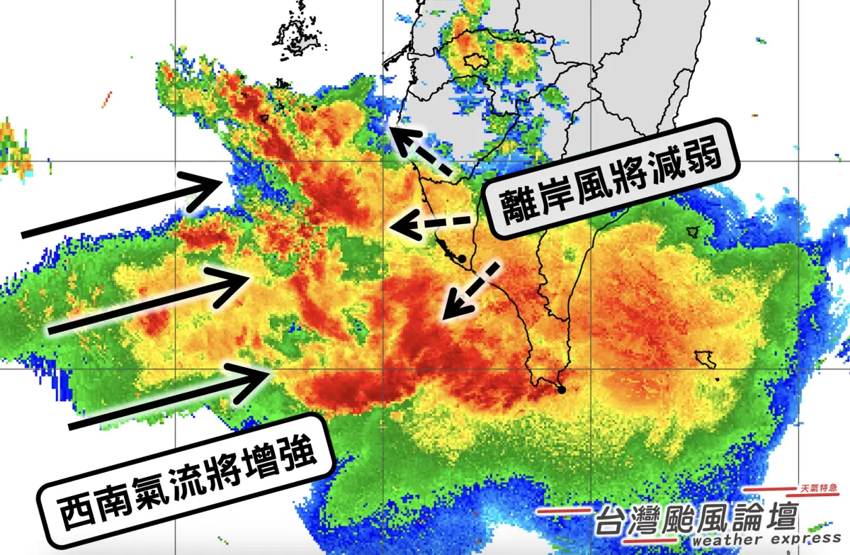 ▲西南氣流伴隨的雷暴雨因離岸風卡在南部外海，凌晨後逐漸接近台灣，早上開始移入高雄、屏東一帶。（圖／取自氣象粉專「台灣颱風論壇」）