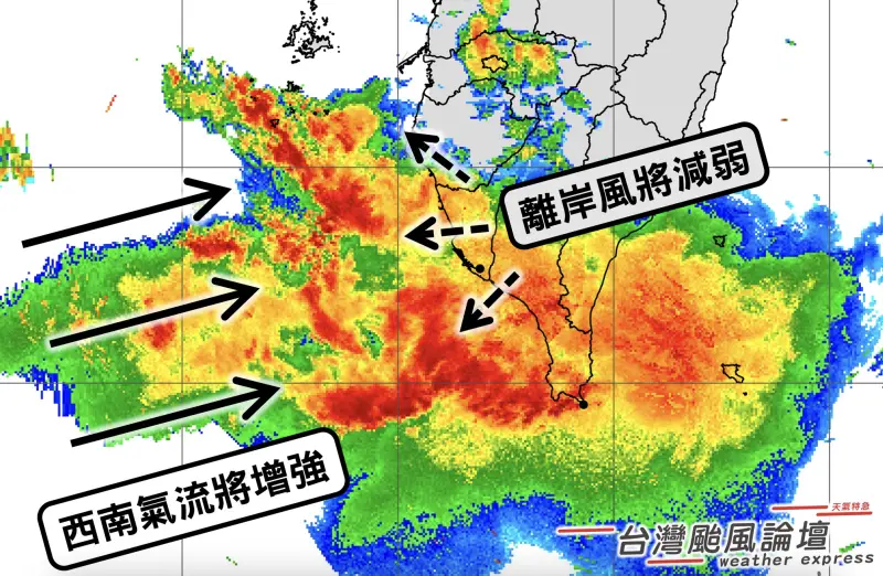 ▲西南氣流伴隨的雷暴雨因離岸風卡在南部外海，凌晨後逐漸接近台灣，早上開始移入高雄、屏東一帶。（圖／取自氣象粉專「台灣颱風論壇」）