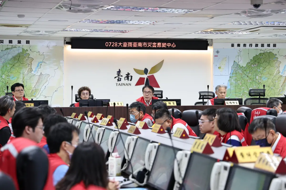 ▲ 台南市政府昨晚災害應變中心提升為一級開設。市長黃偉哲昨晚10時親自主持工作會議，全面整合各項防救災資源，嚴陣以待，全力守護市民安全。（圖／南市府提供）