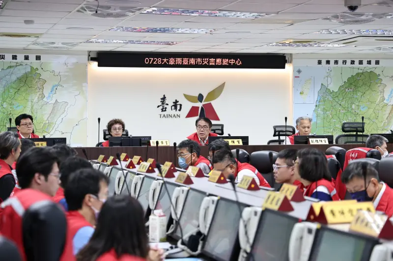 ▲ 台南市政府昨晚災害應變中心提升為一級開設。市長黃偉哲昨晚10時親自主持工作會議，全面整合各項防救災資源，嚴陣以待，全力守護市民安全。（圖／南市府提供）